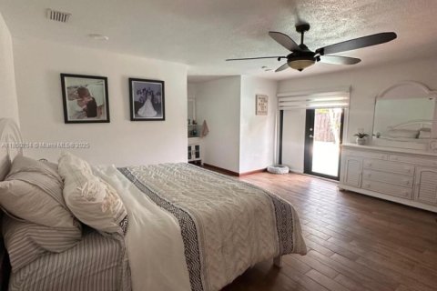 House in Miami, Florida 3 bedrooms, 191.84 sq.m. № 1855039 - photo 12