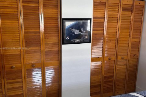 House in Miami, Florida 3 bedrooms, 191.84 sq.m. № 1855039 - photo 20