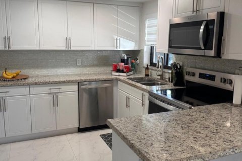 House in Miami, Florida 3 bedrooms, 191.84 sq.m. № 1855039 - photo 8