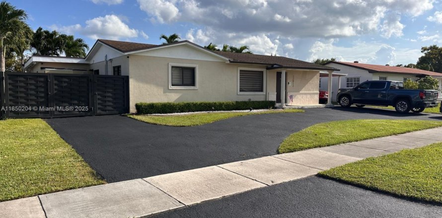 House in Miami, Florida 3 bedrooms, 191.84 sq.m. № 1855039