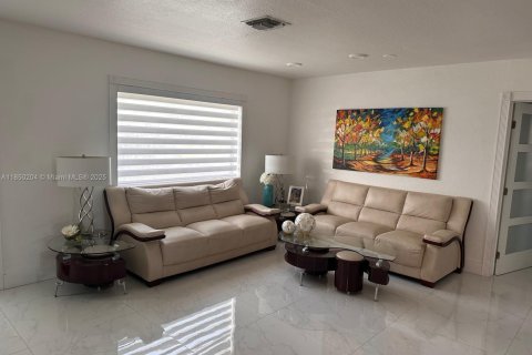 House in Miami, Florida 3 bedrooms, 191.84 sq.m. № 1855039 - photo 5