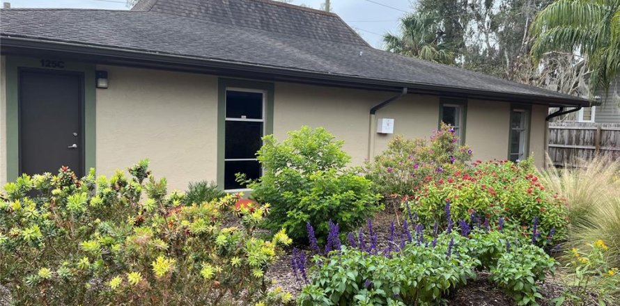 Commercial property in DeLand, Florida 89.19 sq.m. № 2109165
