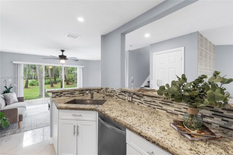 Adosado en venta en Pembroke Pines, Florida, 3 dormitorios, 160.35 m2 № 2073327 - foto 12