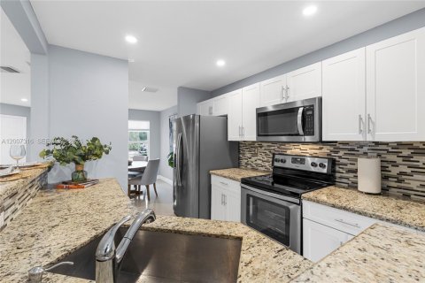 Adosado en venta en Pembroke Pines, Florida, 3 dormitorios, 160.35 m2 № 2073327 - foto 10