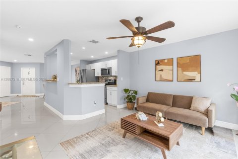 Adosado en venta en Pembroke Pines, Florida, 3 dormitorios, 160.35 m2 № 2073327 - foto 9
