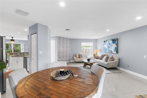 Adosado en venta en Pembroke Pines, Florida, 3 dormitorios, 160.35 m2 № 2073327 - foto 4