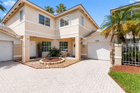 Adosado en Pembroke Pines, Florida 3 dormitorios, 160.35 m2 № 2073327