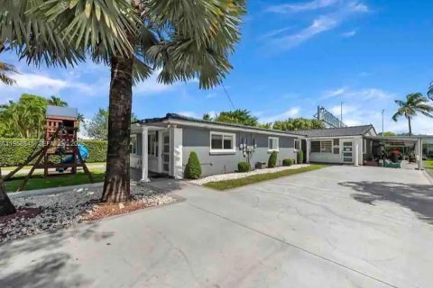 Commercial property in Miami, Florida 310.76 sq.m. № 2034094 - photo 1