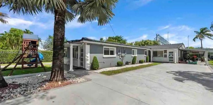 Commercial property in Miami, Florida 310.76 sq.m. № 2034094