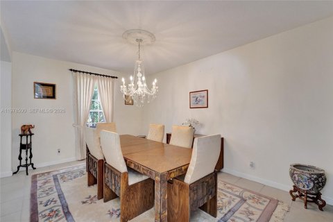 House in Miramar, Florida 5 bedrooms, 343 sq.m. № 2043328 - photo 10