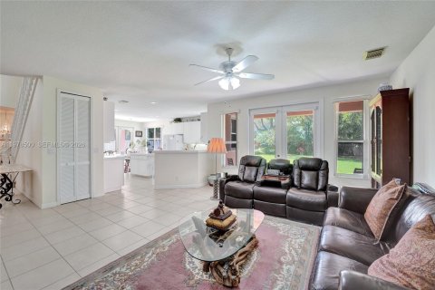 House in Miramar, Florida 5 bedrooms, 343 sq.m. № 2043328 - photo 28