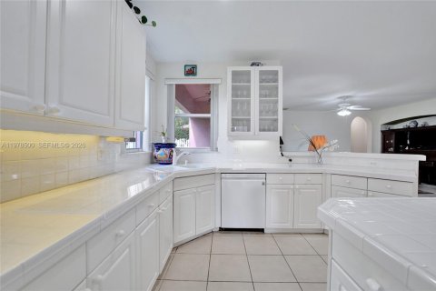 House in Miramar, Florida 5 bedrooms, 343 sq.m. № 2043328 - photo 17