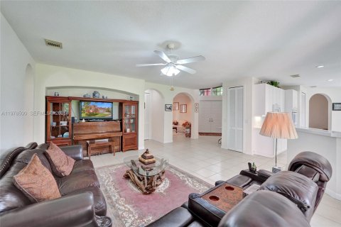 House in Miramar, Florida 5 bedrooms, 343 sq.m. № 2043328 - photo 27