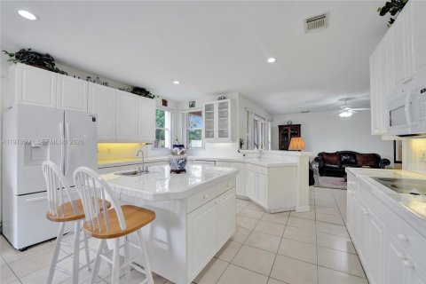 House in Miramar, Florida 5 bedrooms, 343 sq.m. № 2043328 - photo 19