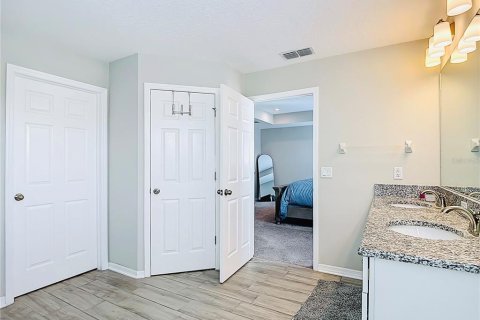 Casa en venta en Zephyrhills, Florida, 4 dormitorios, 240.15 m2 № 1901945 - foto 28