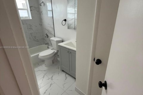 Casa en alquiler en North Miami Beach, Florida, 1 dormitorio, 274.25 m2 № 1950861 - foto 11