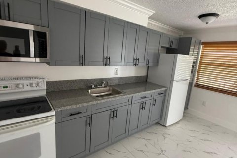 Casa en alquiler en North Miami Beach, Florida, 1 dormitorio, 274.25 m2 № 1950861 - foto 4