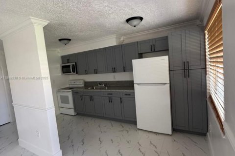 Casa en alquiler en North Miami Beach, Florida, 1 dormitorio, 274.25 m2 № 1950861 - foto 5