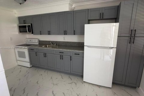 Casa en alquiler en North Miami Beach, Florida, 1 dormitorio, 274.25 m2 № 1950861 - foto 6