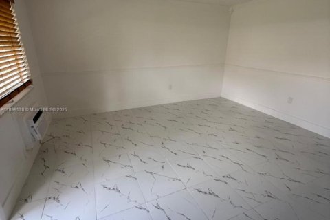 Casa en alquiler en North Miami Beach, Florida, 1 dormitorio, 274.25 m2 № 1950861 - foto 12