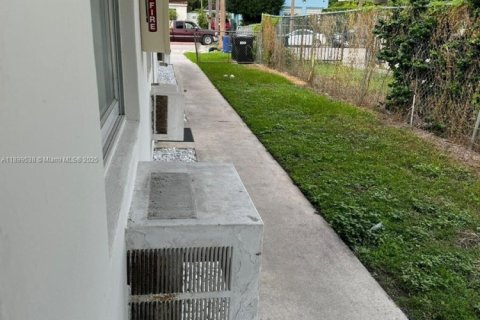 Casa en alquiler en North Miami Beach, Florida, 1 dormitorio, 274.25 m2 № 1950861 - foto 2