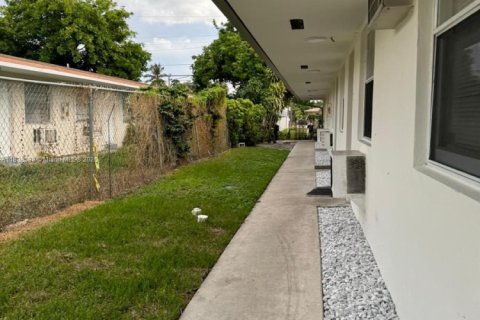 Casa en alquiler en North Miami Beach, Florida, 1 dormitorio, 274.25 m2 № 1950861 - foto 1