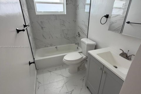 Casa en alquiler en North Miami Beach, Florida, 1 dormitorio, 274.25 m2 № 1950861 - foto 9