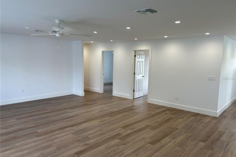 Villa ou maison à louer à Ocala, Floride: 4 chambres, 211.45 m2 № 2402864 - photo 6