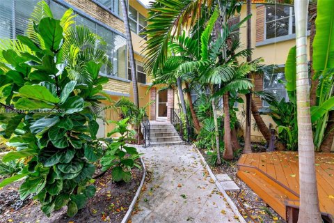 Condominio en alquiler en Miami Beach, Florida, 2 dormitorios, 69.68 m2 № 2008439 - foto 27