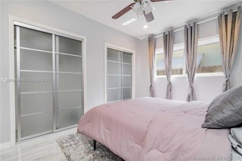 House in North Miami Beach, Florida 3 bedrooms, 149.11 sq.m. № 1992178 - photo 29
