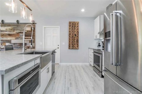 House in North Miami Beach, Florida 3 bedrooms, 149.11 sq.m. № 1992178 - photo 12