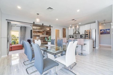 House in North Miami Beach, Florida 3 bedrooms, 149.11 sq.m. № 1992178 - photo 15