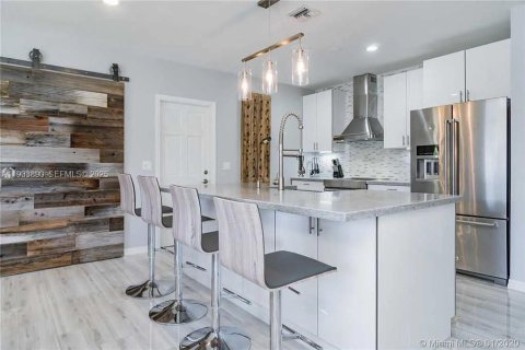 House in North Miami Beach, Florida 3 bedrooms, 149.11 sq.m. № 1992178 - photo 7