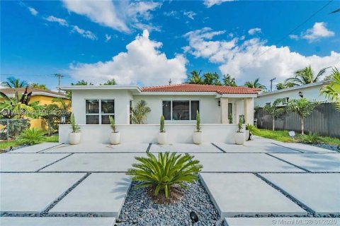 House in North Miami Beach, Florida 3 bedrooms, 149.11 sq.m. № 1992178 - photo 1