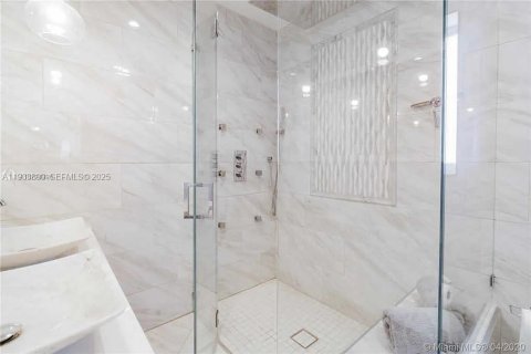 House in North Miami Beach, Florida 3 bedrooms, 149.11 sq.m. № 1992178 - photo 25