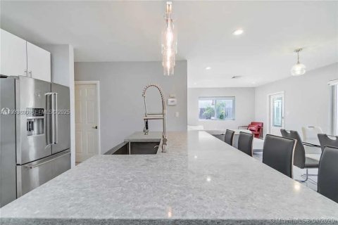 House in North Miami Beach, Florida 3 bedrooms, 149.11 sq.m. № 1992178 - photo 13