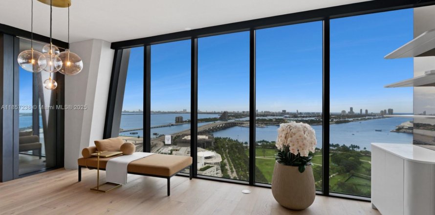 Condo in Miami, Florida, 4 bedrooms  № 1960251