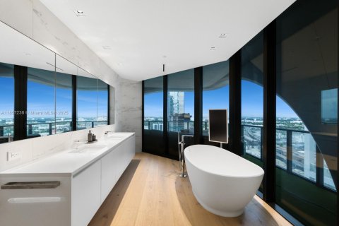 Condo in Miami, Florida, 4 bedrooms  № 1960251 - photo 25