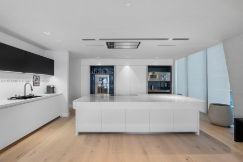 Condo in Miami, Florida, 4 bedrooms  № 1960251 - photo 12