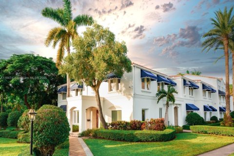 House in Coral Gables, Florida 7 bedrooms, 994.61 sq.m. № 1935930 - photo 6