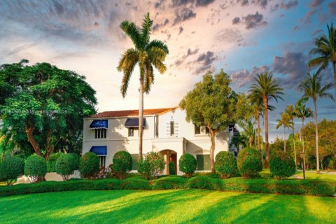 House in Coral Gables, Florida 7 bedrooms, 994.61 sq.m. № 1935930 - photo 5