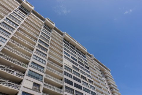 Condo in Miami, Florida, 2 bedrooms  № 1798702 - photo 20