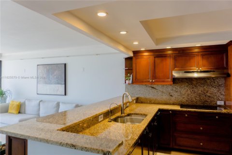 Condo in Miami, Florida, 2 bedrooms  № 1798702 - photo 5