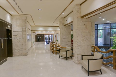 Condo in Miami, Florida, 2 bedrooms  № 1798702 - photo 13