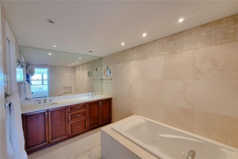 Condo in Miami, Florida, 2 bedrooms  № 1798702 - photo 11