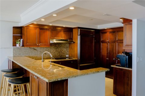 Condo in Miami, Florida, 2 bedrooms  № 1798702 - photo 6