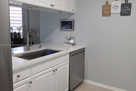 Condominio en alquiler en Pembroke Pines, Florida, 2 dormitorios, 91.51 m2 № 2085467 - foto 11