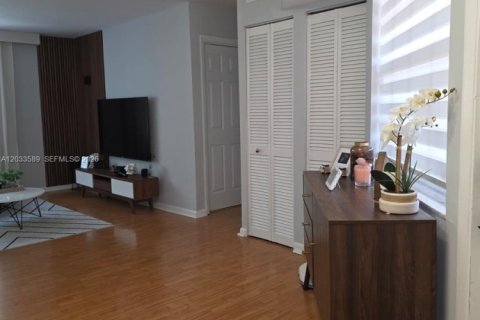 Condominio en alquiler en Pembroke Pines, Florida, 2 dormitorios, 91.51 m2 № 2085467 - foto 7