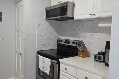 Condominio en alquiler en Pembroke Pines, Florida, 2 dormitorios, 91.51 m2 № 2085467 - foto 10