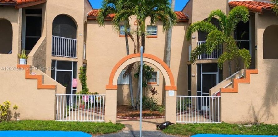Condominio en Pembroke Pines, Florida, 2 dormitorios  № 2085467